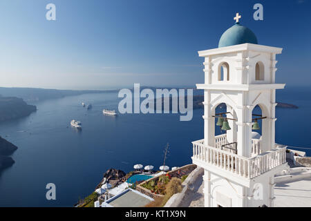 Santorini - La torre della chiesa Anastasi a Imerovigli con il Nea Kameni island in background. Foto Stock