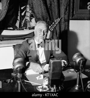Questa immagine cattura il presidente Franklin D. Roosevelt il 6 settembre 1936. La fotografia è un momento storico durante la sua presidenza, che riflette il clima politico dell'epoca. Foto Stock