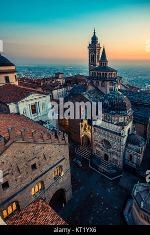 Bergamo Alta città vecchia al tramonto - S.Maria Maggiore Piazza Vecchia - Lombardia Italia Foto Stock