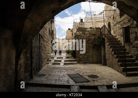 I turisti e i locali guarda come israeliani security services cordon off al-Aqsa moschea, la Città Vecchia di Gerusalemme. Foto Stock
