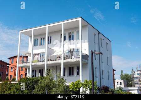 moderna casa cittadina con grandi balconi a berlino Foto Stock