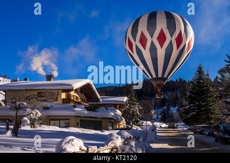 Mongolfiera nelle Alpi, Austria Foto Stock