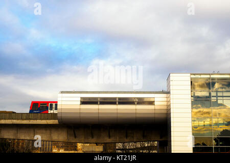 Pontoon Dock DLR (Docklands Light Railway) stazione - Londra, Inghilterra Foto Stock