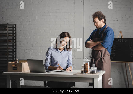 Fornai discutere e creare note Foto Stock