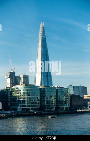 Il Grattacielo Shard e ufficio alloggi con il fiume Tamigi da Tower Bridge in inverno il sole Londra Inghilterra Regno Unito Regno Unito Foto Stock