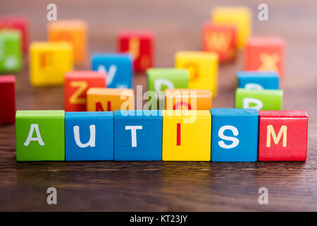 Multi blocchi colorati con autismo di testo Foto Stock