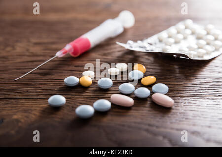 Siringa di farmaco e medicina pillole Foto Stock