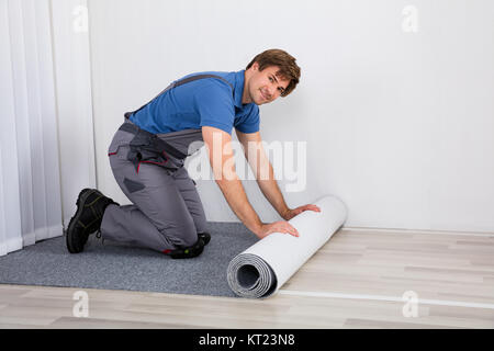 Tuttofare Rolling tappeto sul pavimento Foto Stock