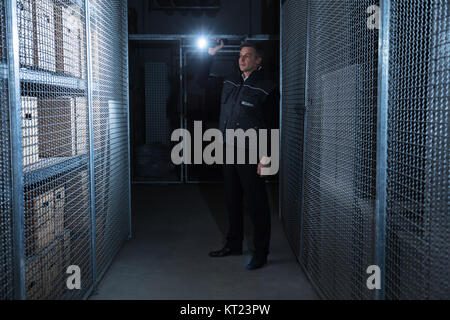 La guardia di sicurezza in piedi in magazzino Foto Stock