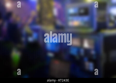 Editor tv lavora con vision mixer il pannello in corrispondenza del concerto dal vivo. televisione engineer equipaggio lavora con video e audio mixer per la radiodiffusione evento sul palco Foto Stock