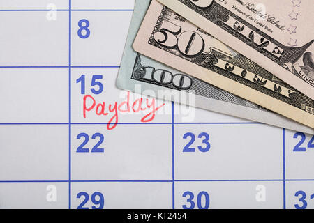 Close-up di giorno di paga il promemoria sul calendario Foto Stock