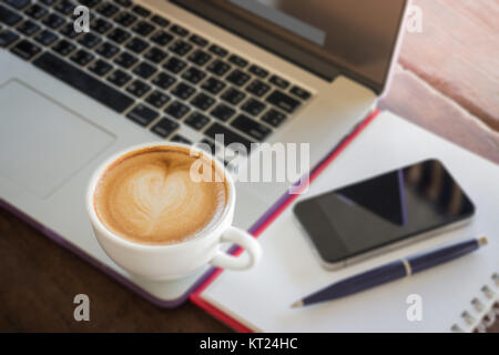 Caffè latte sul tavolo di lavoro Foto Stock