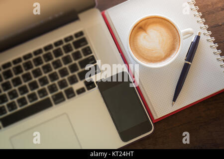 Caffè latte sul tavolo di lavoro Foto Stock