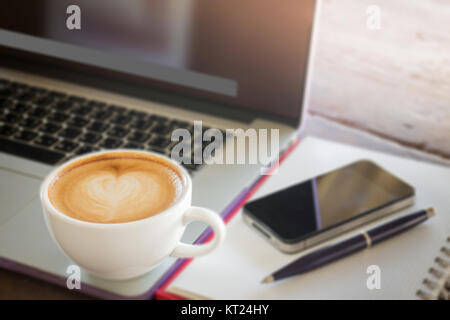 Caffè latte sul tavolo di lavoro Foto Stock