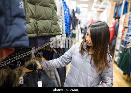 Donna Camicia scegliendo in boutique Foto Stock