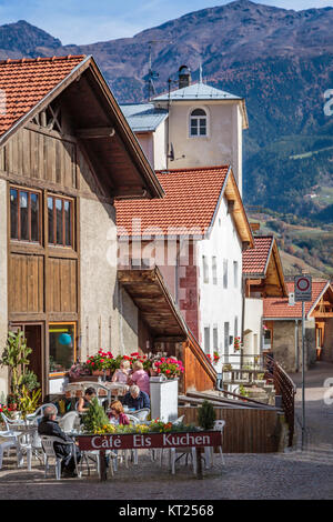 Un ristorante all'aperto Cafe Eis Kuchen nel villaggio di Glorenza Glorenza in Italia, l'Europa. Foto Stock