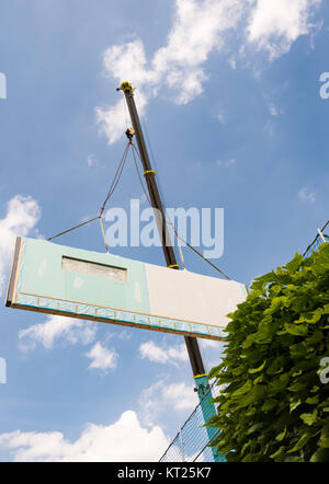 Il montaggio di una casa prefabbricata Foto Stock