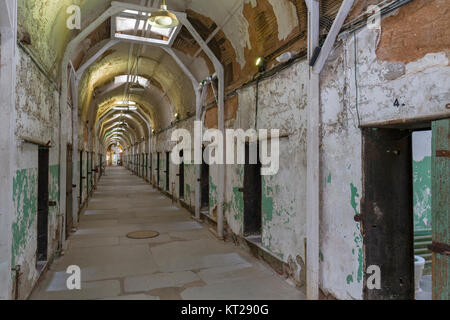 Vista lungo la prigione corridoio ala nella parte orientale di Stato penitenziario sito storico, Philadelphia, Stati Uniti. Foto Stock