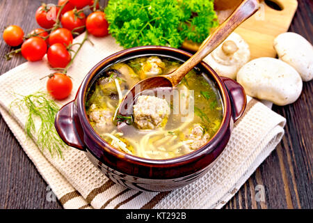 Zuppa con polpette di carne e versare nel recipiente di argilla sul tovagliolo Foto Stock