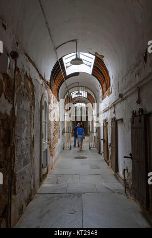 Vista lungo la prigione corridoio ala nella parte orientale di Stato penitenziario sito storico, Philadelphia, Stati Uniti. Foto Stock