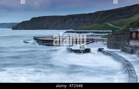 Mari pesanti a Scarborough South Bay Foto Stock