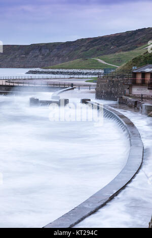 Mare mosso in Scarborough, North Yorkshire Foto Stock