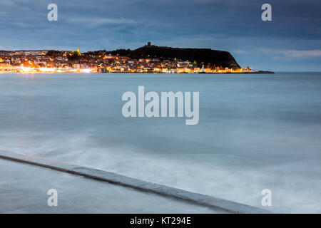 Scarborough South Bay e il castello al tramonto, North Yorkshire Foto Stock