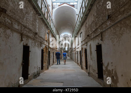 Vista lungo la prigione corridoio ala nella parte orientale di Stato penitenziario sito storico, Philadelphia, Stati Uniti. Foto Stock