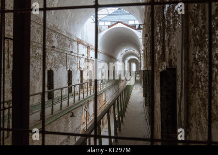 Vista lungo la prigione ala primo pianerottolo di piano nella parte orientale di Stato penitenziario sito storico, Philadelphia, Stati Uniti. Foto Stock