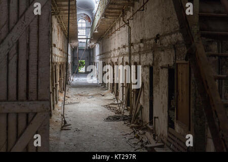 Vista lungo la prigione corridoio ala nella parte orientale di Stato penitenziario sito storico, Philadelphia, Stati Uniti. Foto Stock