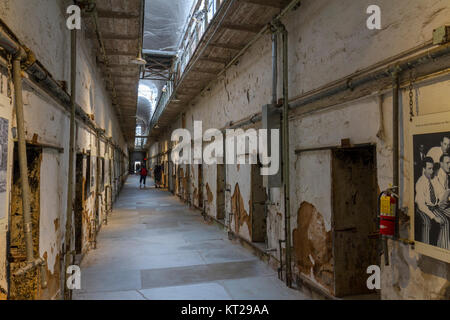 Vista lungo la prigione corridoio ala nella parte orientale di Stato penitenziario sito storico, Philadelphia, Stati Uniti. Foto Stock