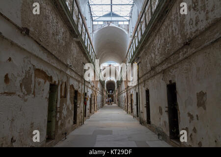 Vista lungo Hospital carcere ala corridoio nel penitenziario dell'Eastern State Historic Site, Philadelphia, Stati Uniti. Foto Stock