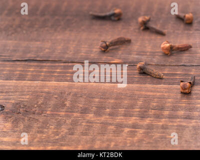 I chiodi di garofano spice su sfondo di legno Foto Stock