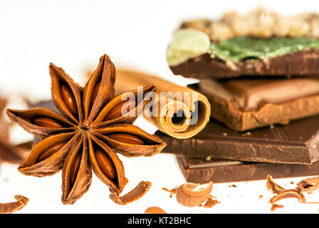 Cioccolato fondente e al latte bar con la stecca di cannella e anice stella isolato su sfondo bianco Foto Stock