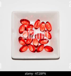 Linguette Vitamine, omega 3, olio di fegato di merluzzo, integratore dietetico e compresse di un terrapieno su uno sfondo luminoso vicino la vista superiore Foto Stock