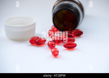 Linguette Vitamine, omega 3, olio di fegato di merluzzo, integratore dietetico e compresse di un terrapieno su uno sfondo luminoso vicino la vista superiore Foto Stock