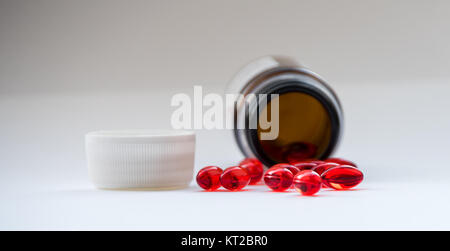 Linguette Vitamine, omega 3, olio di fegato di merluzzo, integratore dietetico e compresse di un terrapieno su uno sfondo luminoso vicino la vista superiore Foto Stock