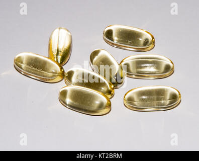 Linguette Vitamine, omega 3, olio di fegato di merluzzo, integratore dietetico e compresse di un terrapieno su uno sfondo luminoso vicino la vista superiore Foto Stock