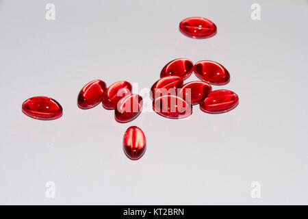 Linguette Vitamine, omega 3, olio di fegato di merluzzo, integratore dietetico e compresse di un terrapieno su uno sfondo luminoso vicino la vista superiore Foto Stock