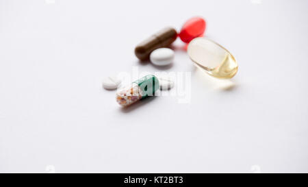 Linguette Vitamine, omega 3, olio di fegato di merluzzo, integratore dietetico e compresse di un terrapieno su uno sfondo luminoso vicino la vista superiore Foto Stock