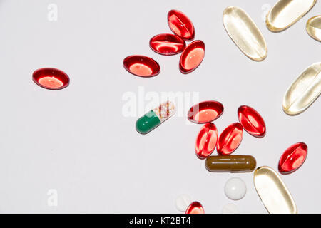 Linguette Vitamine, omega 3, olio di fegato di merluzzo, integratore dietetico e compresse di un terrapieno su uno sfondo luminoso vicino la vista superiore Foto Stock