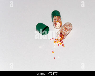 Linguette Vitamine, omega 3, olio di fegato di merluzzo, integratore dietetico e compresse di un terrapieno su uno sfondo luminoso vicino la vista superiore Foto Stock