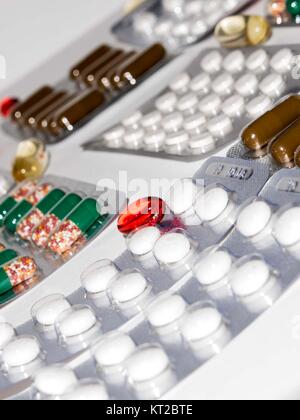 Linguette Vitamine, omega 3, olio di fegato di merluzzo, integratore dietetico e compresse di un terrapieno su uno sfondo luminoso vicino la vista superiore Foto Stock