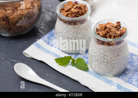 Chia budino di sementi con granola in un vasetto di vetro Foto Stock