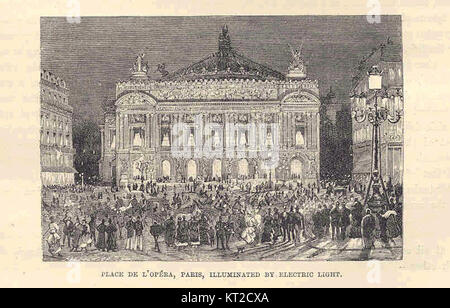 Place de l'Opera di Parigi è raffigurata in una scena illuminata, che mostra l'architettura iconica del teatro dell'opera sotto l'illuminazione elettrica. Foto Stock