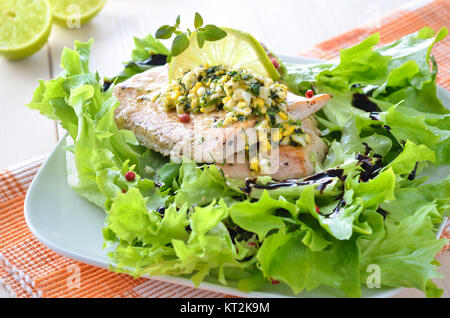 Selvatica di filetti di salmone con erbe tritate e uova su insalata fresca Foto Stock