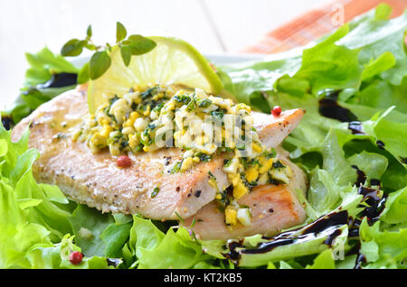 Selvatica di filetti di salmone con erbe tritate e uova su insalata fresca Foto Stock