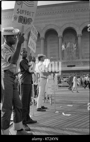 Americano africano bianco e i sostenitori del Mississippi libertà Partito Democratico segni di contenimento nella parte anteriore della sala convegni al 1964 Convenzione Nazionale Democratica, Atlantic City, New Jersey Foto Stock