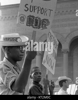 Americano africano bianco e i sostenitori del Mississippi libertà Partito Democratico segni di contenimento nella parte anteriore della sala convegni al 1964 Convenzione Nazionale Democratica, Atlantic City, New Jersey (ritagliate1) Foto Stock