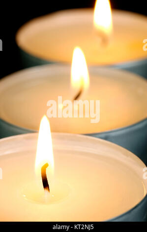 Profumato candals isolata contro uno sfondo nero Foto Stock